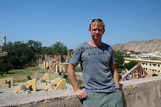 Lasse med utsikt över Jantar Mantar observatorium i bakgrunden