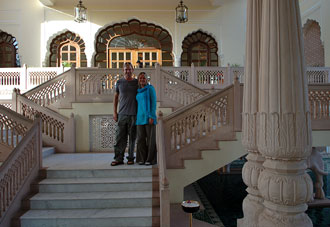 Lasse och Anki vid entréen till Rambagh Palace