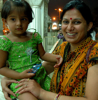Kvinna och dotter vid den öppna mässan, Jaipur