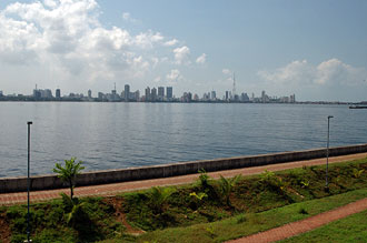 Strandpromenad med Mumbai city i bakgrunden