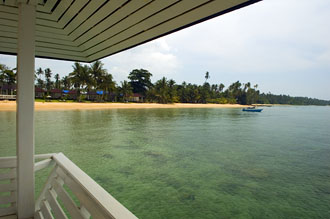 Vi över Ao Kao strand ifrån piren vid Makathanee Resort, Koh Mak