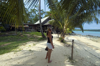 Anki på väg mot serveringen på Koh Kham Resort