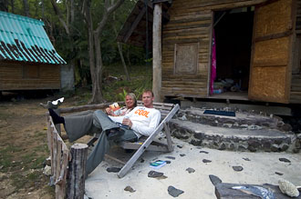 Lasse och Anki utanför vår bungalowl