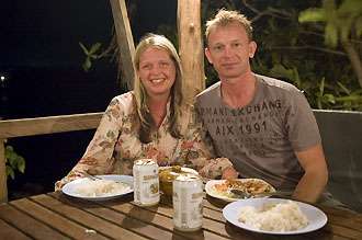 Lasse och Anki utanför vår bungalowl