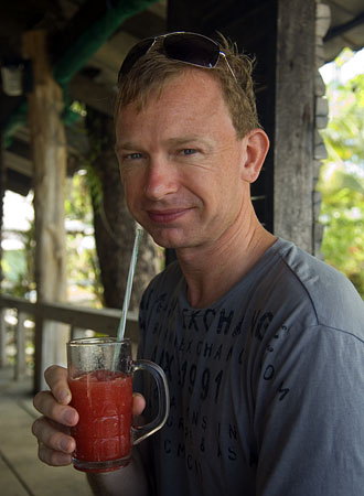 Lasse äter frukost, Koh Kham Resort