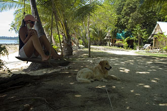 Anki och hunden Happy, Koh Kham Resort