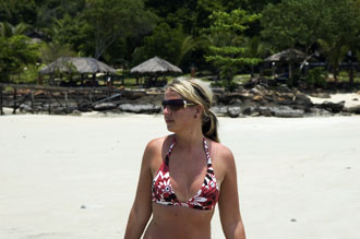 Anki på promenad på stranden vid The Beach Natural Resort