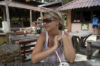 Anki på serveringen, The Beach Natural Resort