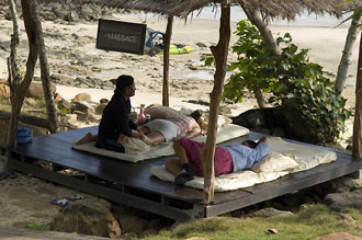 Anki får massage på The Beach Natural Resort