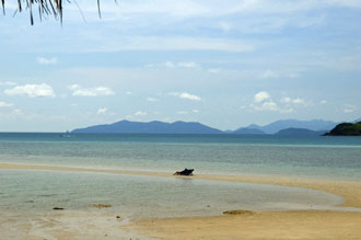 Vy över våra två strandstolar ifrån stranden på Koh Mak Resort