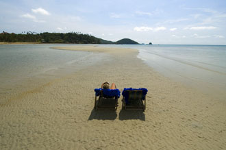 Anki njuter av solen i våra strandstolar ute på sandbanken, Koh Mak Resort
