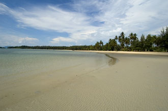 Vy över stranden ifrån sandbanken utanför Koh Mak Resort