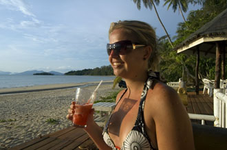 Anki tar en drink, Koh Mak Resort