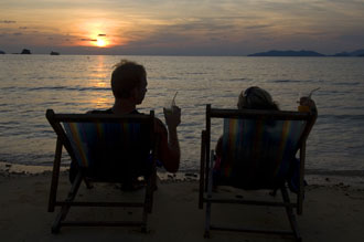 Vi njuter av drinkar under solnedgången, Koh Mak Resort