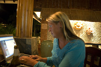 Anki med öl och uppkopplad dator på Koh Mak Resort