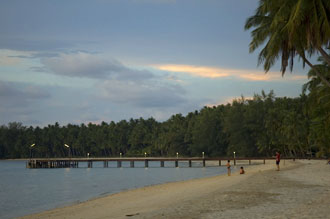När solen börjar gå ner över Koh Mak kommer lokalbefolkningen ut på stranden, So Suan Yai strand, Koh Mak