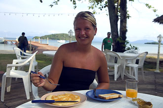 Anki äter frukost på Koh Mak Resort, Koh Mak