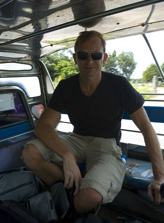 Lasse i taxi på väg till Trat