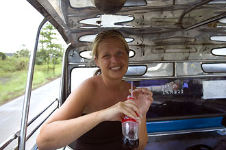 I taxi, på väg till flygplatsen, Trat