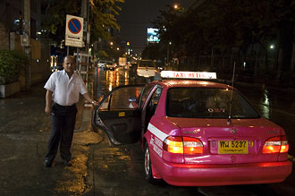 Taxi Meter utanför Nice Fashions butik i Bangkok
