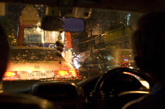 I en Taxi Meter en regnig kväll i Bangkok