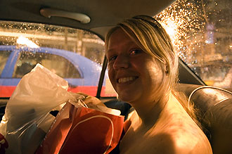 I en Taxi Meter en regnig kväll i Bangkok