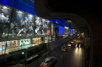 Skymning bland shoppingcentra, Bangkok
