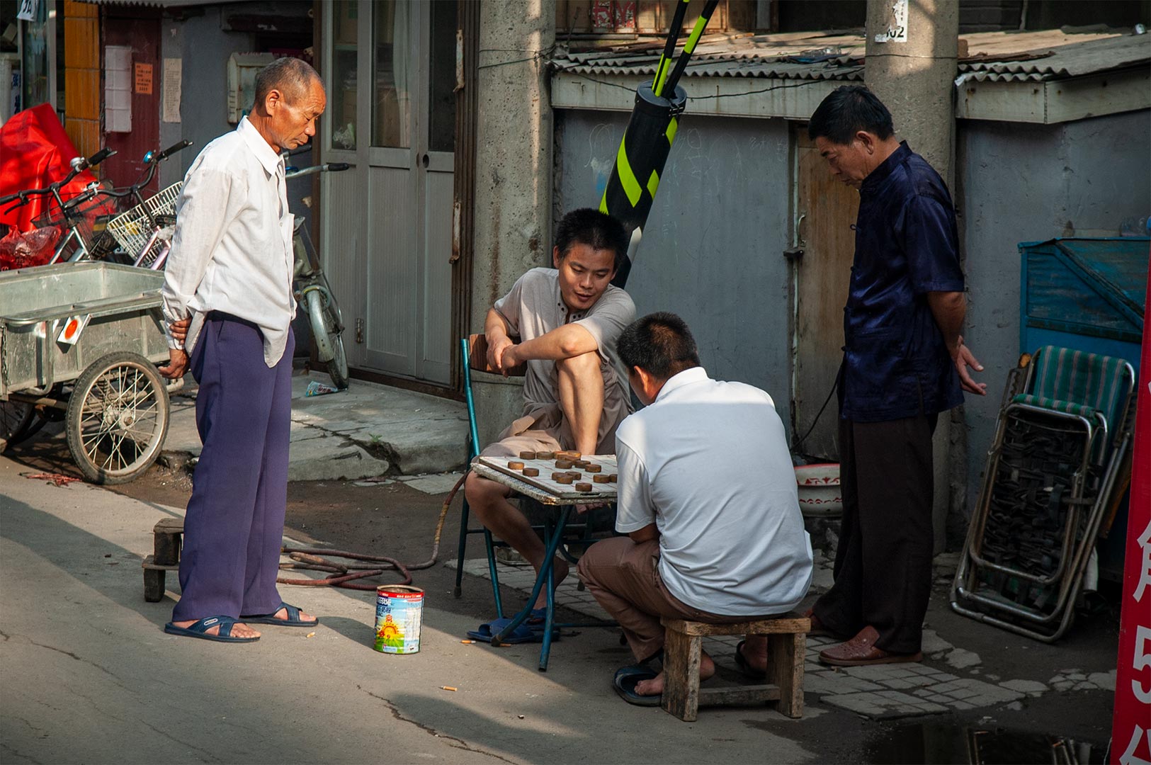Några spelar ett spel längs gatan i hutongerna i Xicheng Distriktet. Beijing Kina