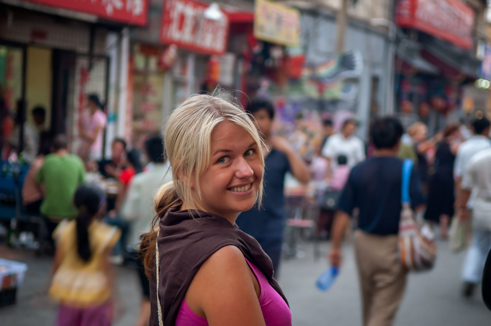 Anki på promenad genom trånga gränder i Beijings gamla stadsdelar