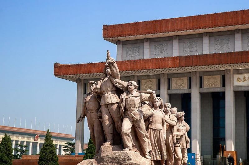 Revolutionary Statue utanför Maos Mausoleum