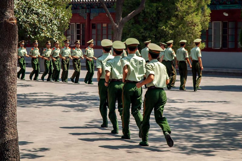 Militarer övar innanför Tianman Gate