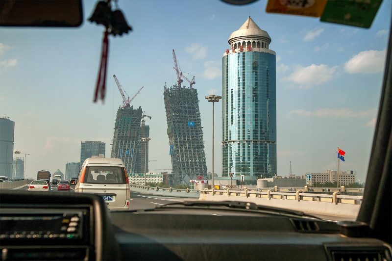 Under bilresa syns uppbyggnad av huvudkontoret för China Central Television