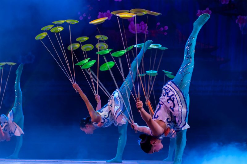 Jonglerar med tallrikar och dansar samtidigt, Acrobatics Macrocosm, Beijing