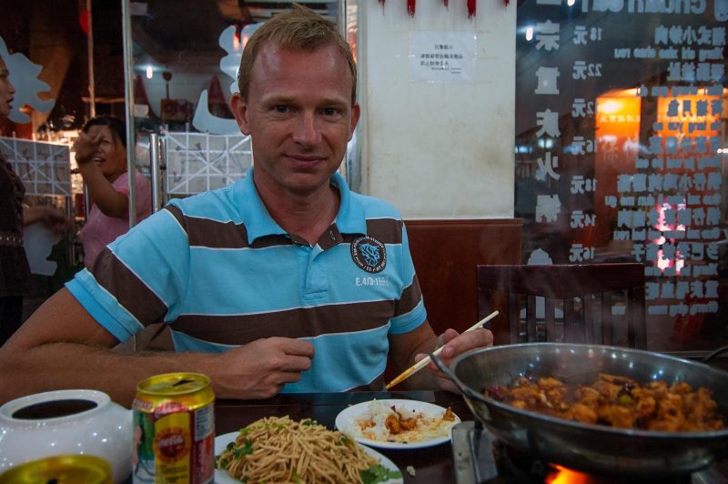 Lars äter middag på Tian Fu Restaurant i Beijing