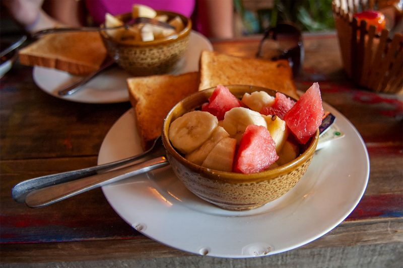 Frukt skål till frukost på Sakura Cafe, Beijing