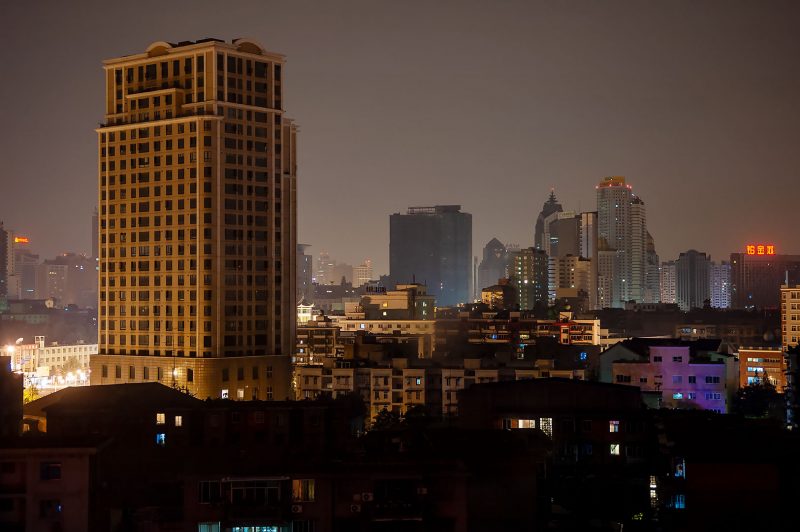Chengdu stadsvy kväll