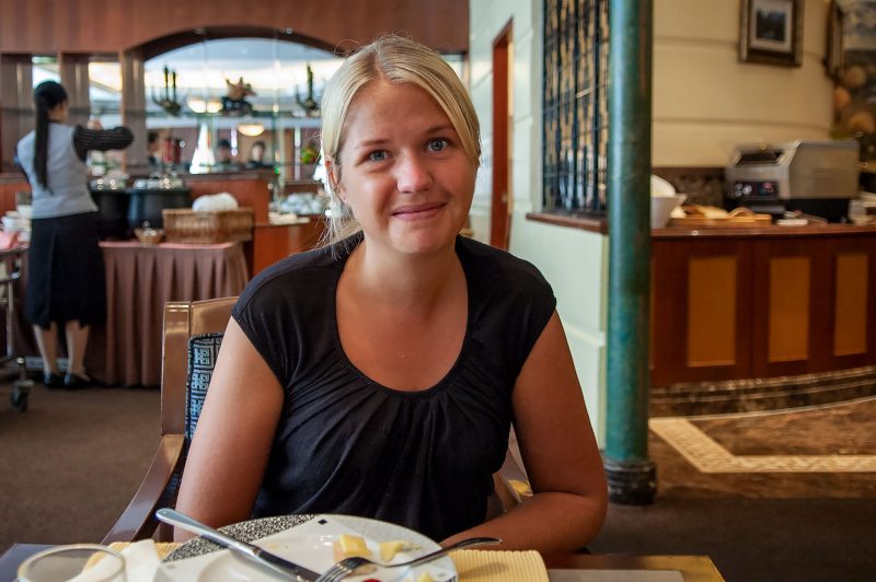 Anki tar frukost på Tibet Hotel, Chengdu i Kina