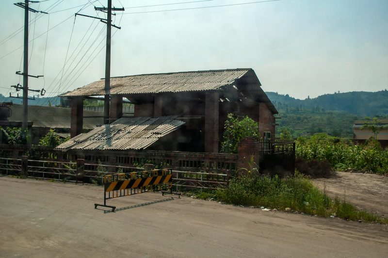 Från bussfönstret på väg från Chengdu till Emeishan