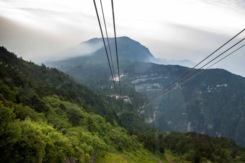 Utsikt från linbanevagn Leidongping till toppen av Mount Emei, Kina
