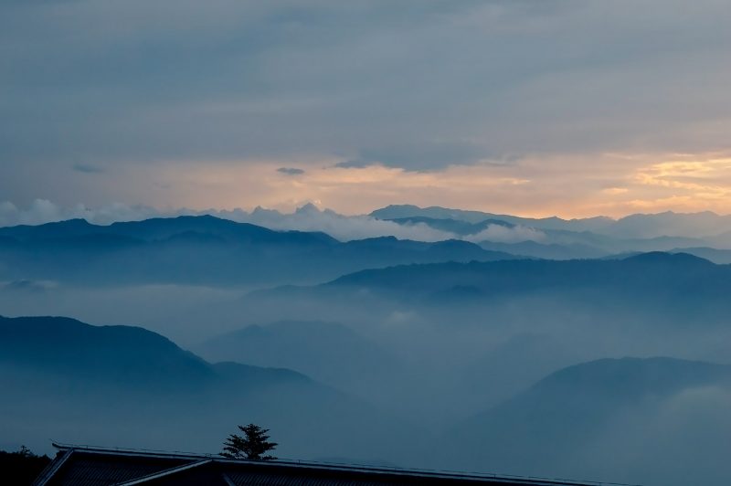 Molnlandskap vid solnedgång Mount Emei, Emeishan Kina