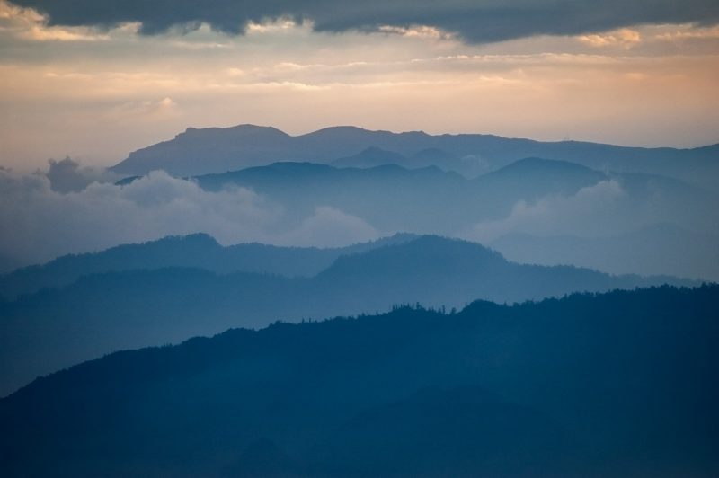 Molnlandskap vid skymning Mount Emei, Emeishan Kina