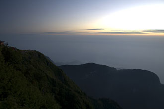 Gryning, Emei-berget