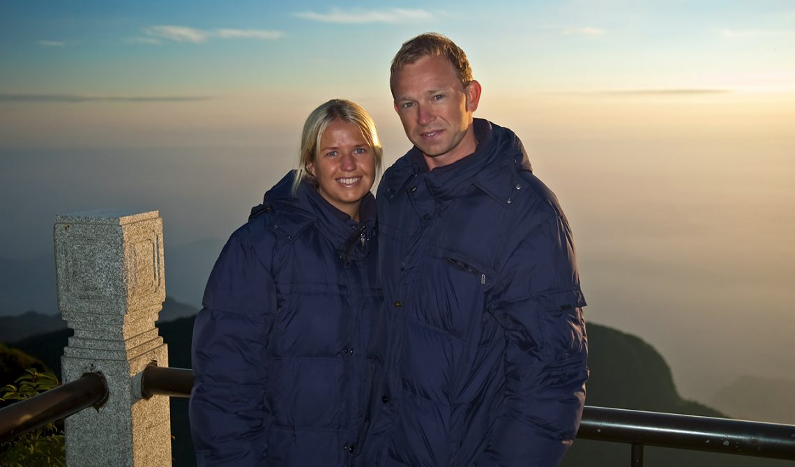Anki och Lasse på Emei berget när första solstrålarna når dagen
