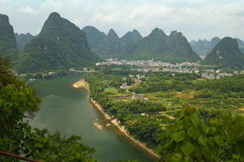 Utsikt från kalkstensberg vid Snow Lion Resort i Yangshuo