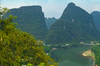 Utsikt från kalkstensberg vid Snow Lion Resort i Yangshuo
