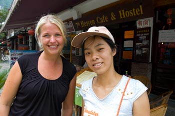 Anki och Linna utanför 7th Heaven Cafe & Hostel, Yangshuo