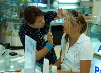 Kosmetikavdelning i shoppingcentra på Nangjing Road, Shanghai