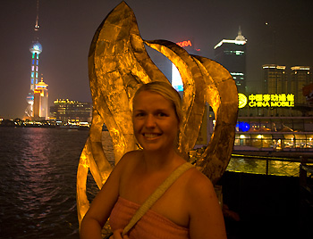 Anki på båttur, Shanghai by night