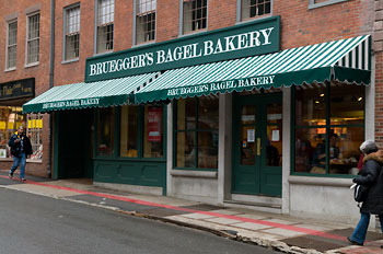 Frukost på Bruegger's Bagel Bakery