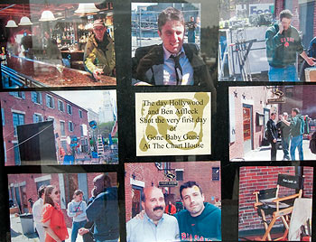 Fotografier på när Ben Affleck besökte Boston Hamn